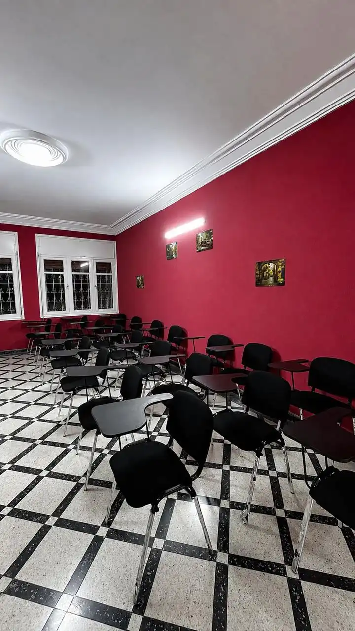 Salle de cours équipée à l'Accademia Layla